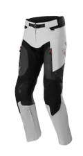 Alpinestars AMT 7 Air Pants, Adventure Touring motorbroek, Tan en Dark Shadow, met rode ritsaccenten en MATRYX-ventilatiepanelen, versterkte kniebescherming, lasergeperforeerde details, verstelbare magnetische taillesluiting, modern ontwerp met panelen met textuur