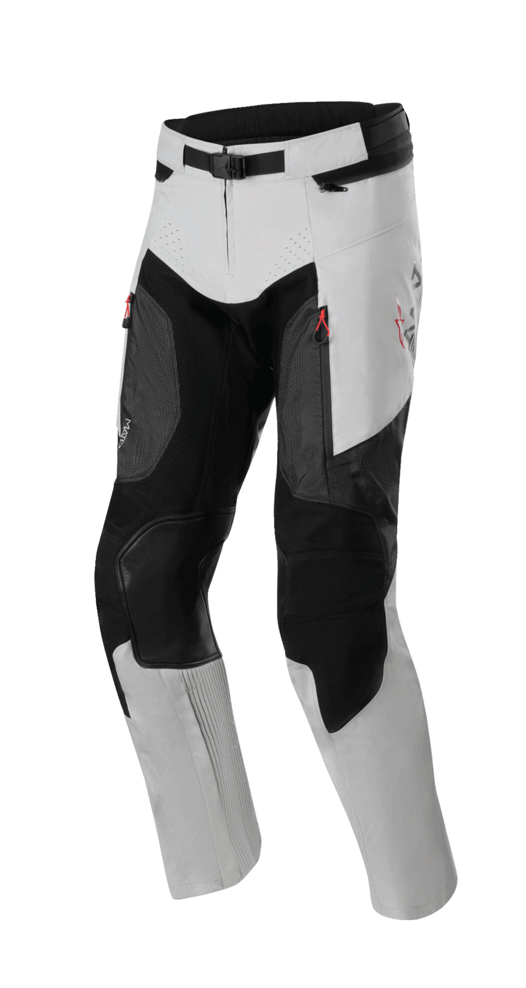 Alpinestars AMT 7 Air Pants, Adventure Touring motorbroek, Tan en Dark Shadow, met rode ritsaccenten en MATRYX-ventilatiepanelen, versterkte kniebescherming, lasergeperforeerde details, verstelbare magnetische taillesluiting, modern ontwerp met panelen met textuur