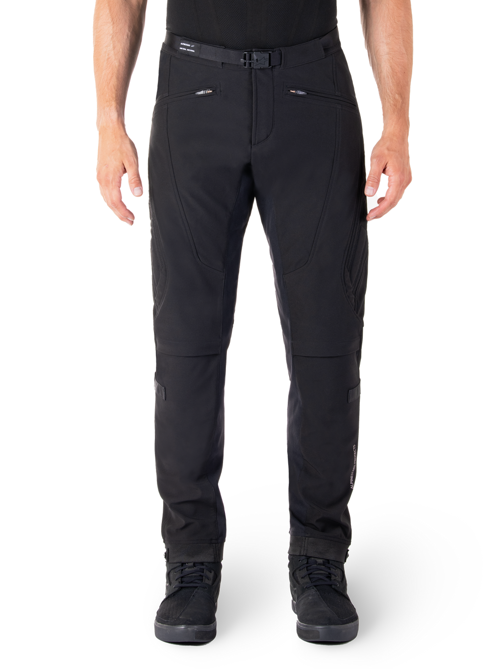 Alpinestars Alden broek, zwarte urban motorbroek, vooraanzicht, technische stretch softshell-stof, geïntegreerde riem met magnetische gesp, ritszakken aan de voorkant, gewatteerde kniedetails, slim-fit silhouet, gecombineerd met zwarte rijschoenen