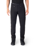 Alpinestars Alden broek, zwarte urban motorbroek, vooraanzicht, technische stretch softshell-stof, geïntegreerde riem met magnetische gesp, ritszakken aan de voorkant, gewatteerde kniedetails, slim-fit silhouet, gecombineerd met zwarte rijschoenen
