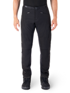 Alpinestars Alden broek, zwarte urban motorbroek, vooraanzicht, technische stretch softshell-stof, geïntegreerde riem met magnetische gesp, ritszakken aan de voorkant, gewatteerde kniedetails, slim-fit silhouet, gecombineerd met zwarte rijschoenen