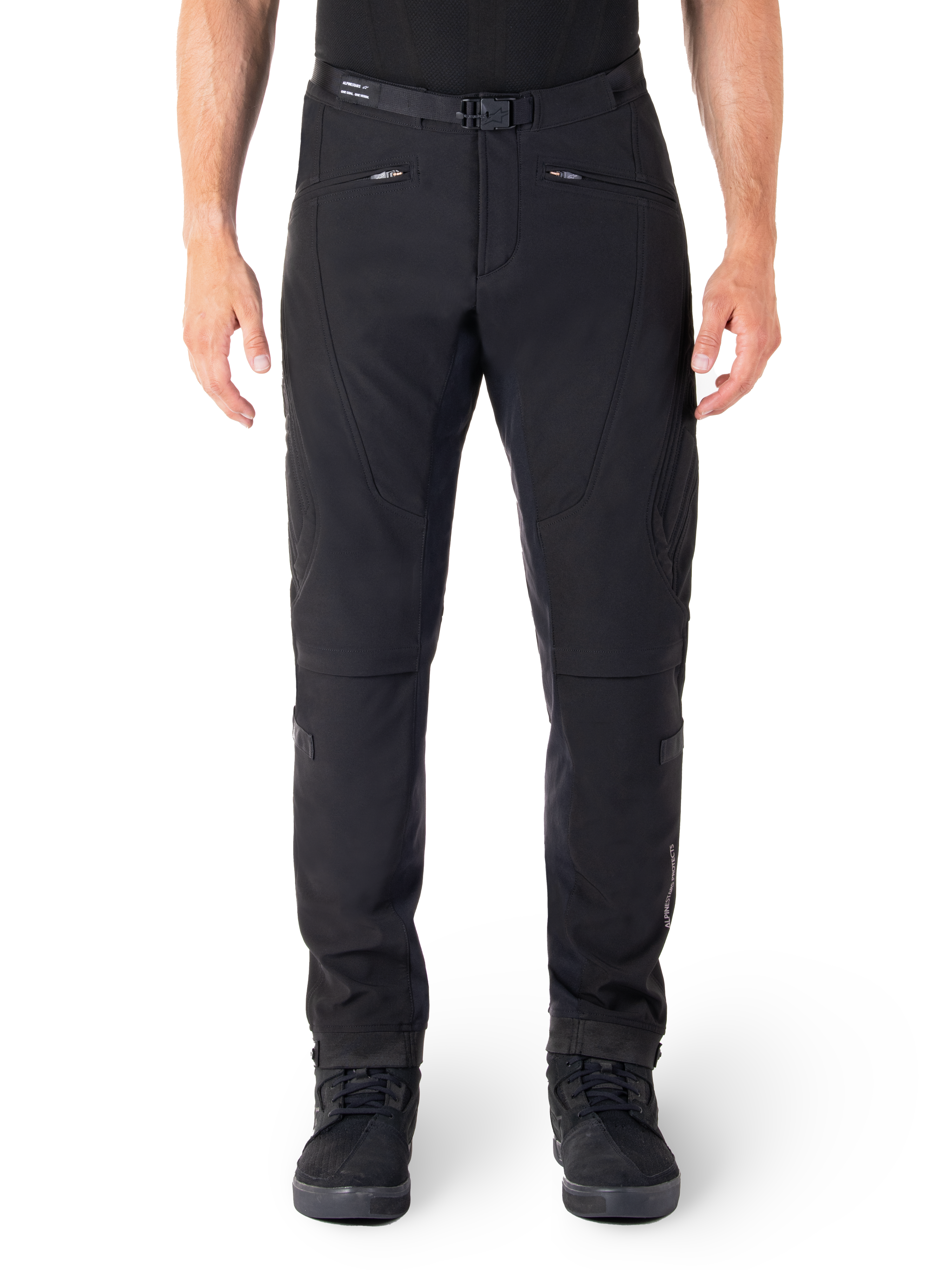 Alpinestars Alden broek, zwarte urban motorbroek, vooraanzicht, technische stretch softshell-stof, geïntegreerde riem met magnetische gesp, ritszakken aan de voorkant, gewatteerde kniedetails, slim-fit silhouet, gecombineerd met zwarte rijschoenen