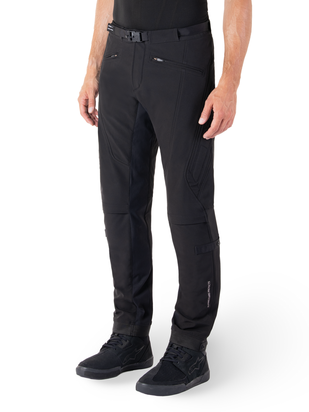 Alpinestars Alden broek, stedelijke motorbroek, zwart, technische softshell-stof met een regular fit, voorzien van een magnetische gesp in de taille, gewatteerde zijpanelen, zakken met ritssluiting en subtiele branding op het onderbeen, gedragen met zwarte motorschoenen