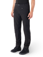 Alpinestars Alden broek, stedelijke motorbroek, zwart, technische softshell-stof met een regular fit, voorzien van een magnetische gesp in de taille, gewatteerde zijpanelen, zakken met ritssluiting en subtiele branding op het onderbeen, gedragen met zwarte motorschoenen