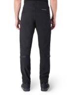 Alpinestars Alden broek, zwarte urban motorbroek, achteraanzicht, met reflecterend MO.ST.EQ.-woordmerk op de achterpas, slanke pasvorm onder de knie en volumeregelaars met drukknopen op de kuiten en manchetten, streetwear-geïnspireerd technisch textielontwerp.