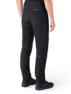 Alpinestars Alden broek, urban motorbroek, zwart, achteraanzicht met technische softshell stof en gewatteerde details, MO.ST.EQ. reflecterende branding op de achterpas en verstelbare kuitbanden, gecombineerd met zwarte motorschoenen