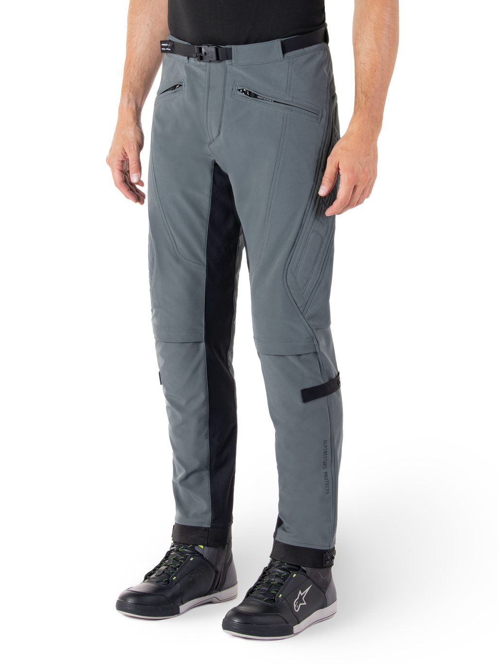 Alpinestars Alden broek, Urban Gray en zwarte motorbroek, op streetwear geïnspireerde textiele motorbroek met 3-laags stretch softshell, zwarte panelen aan de binnenkant van de benen, ingebouwde tailleriem, slanke pasvorm onder de knie, gedragen met zwarte motorschoenen