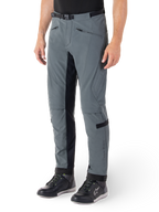 Alpinestars Alden broek, Urban Gray en zwarte motorbroek, op streetwear geïnspireerde textiele motorbroek met 3-laags stretch softshell, zwarte panelen aan de binnenkant van de benen, ingebouwde tailleriem, slanke pasvorm onder de knie, gedragen met zwarte motorschoenen