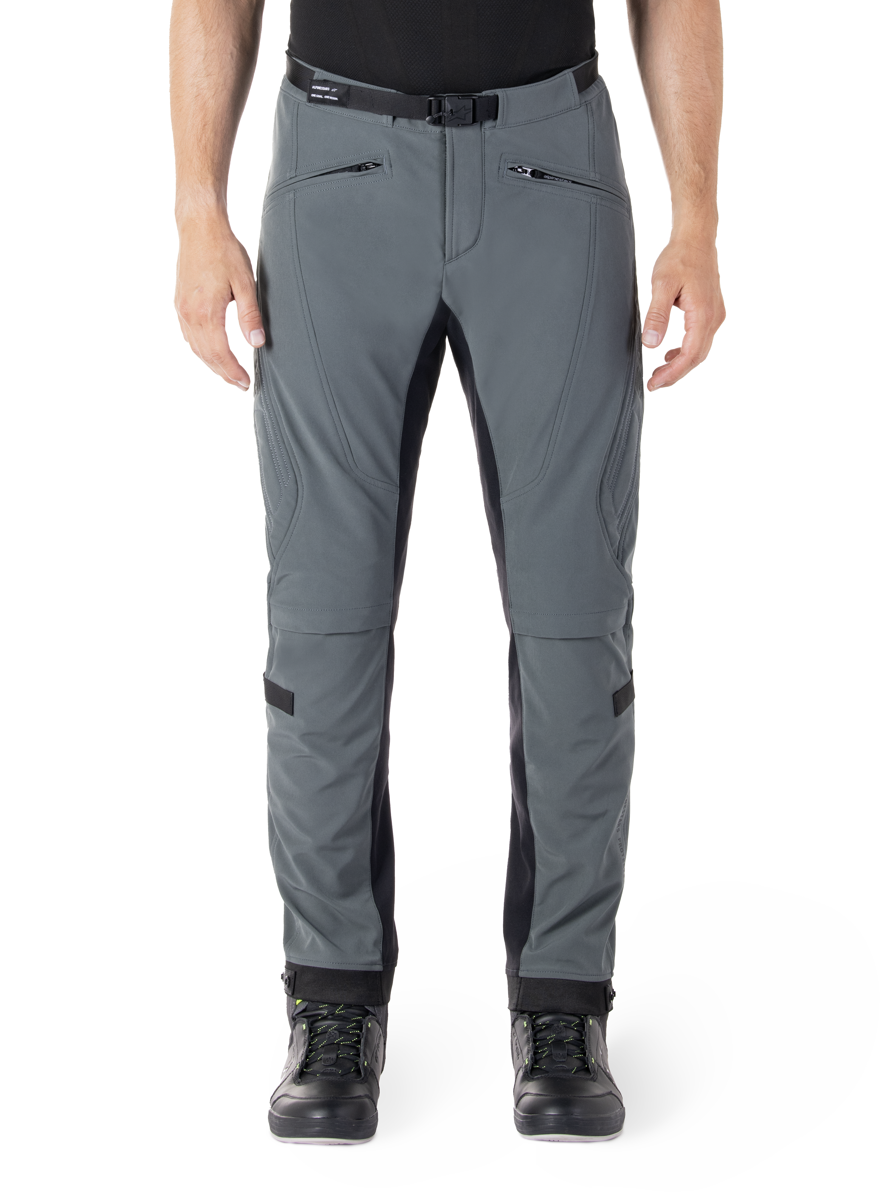 Alpinestars Alden broek, Urban Gray met zwarte panelen, technische motorrijbroek, vooraanzicht met ritszakken en geïntegreerde magnetische tailleriem, slim-fit softshell ontwerp voor stedelijk woon-werkverkeer