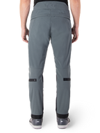 Alpinestars Alden broek, Urban Gray, achteraanzicht van een stedelijke motorbroek voor heren, slim fit onder de knie met zwarte verstelbanden op de kuiten, ontwerp met hoge taille voorzien van het MO.ST.EQ.-woordmerk op de achterpas, gedragen met grijze rijdschoenen