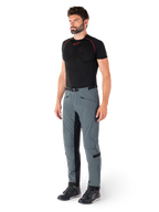 Alpinestars Alden broek, Urban Gray technische motorbroek, voorzien van gewatteerde zijpanelen en zwart stretchmateriaal aan de binnenkant van de benen, gestyled met een zwarte basislaag en motorschoenen, streetwear-geïnspireerde stedelijke motorkleding