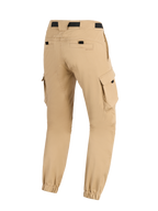 Alpinestars Flex-AST Cargo Broek - Short, stedelijke motorbroek, lichtbeige, achteraanzicht met cargozakken aan de zijkant, elastische enkelmanchetten en achterzakken met zwarte accenten, robuust eigentijds ontwerp