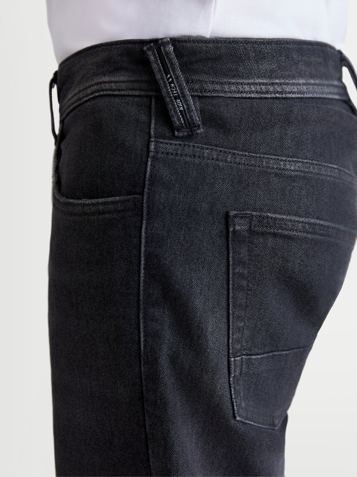 Alpinestars Flex Ast 8 Denim Broek, urban motorjeans voor heren in Used Black, close-up achteraanzicht met zakdetail en riemlus op een model