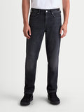 Alpinestars Flex Ast 8 Denim broek, urban motorjeans voor heren in zwart met used look, vooraanzicht op model met alledaagse kleding, AA-gecertificeerd enkelsters stretchdenim met beschermende eigenschappen