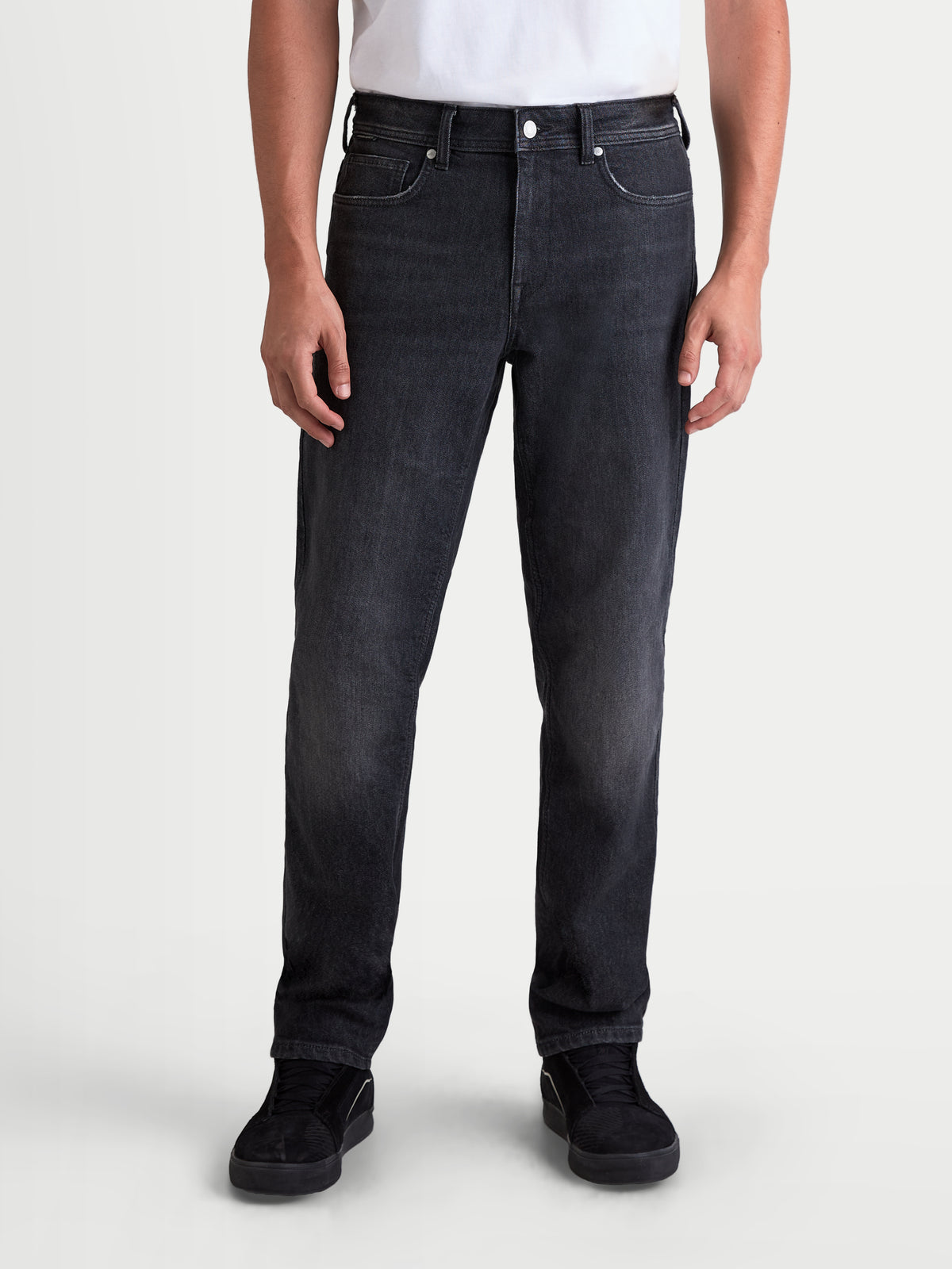 Alpinestars Flex Ast 8 Denim broek, urban motorjeans voor heren in zwart met used look, vooraanzicht op model met alledaagse kleding, AA-gecertificeerd enkelsters stretchdenim met beschermende eigenschappen