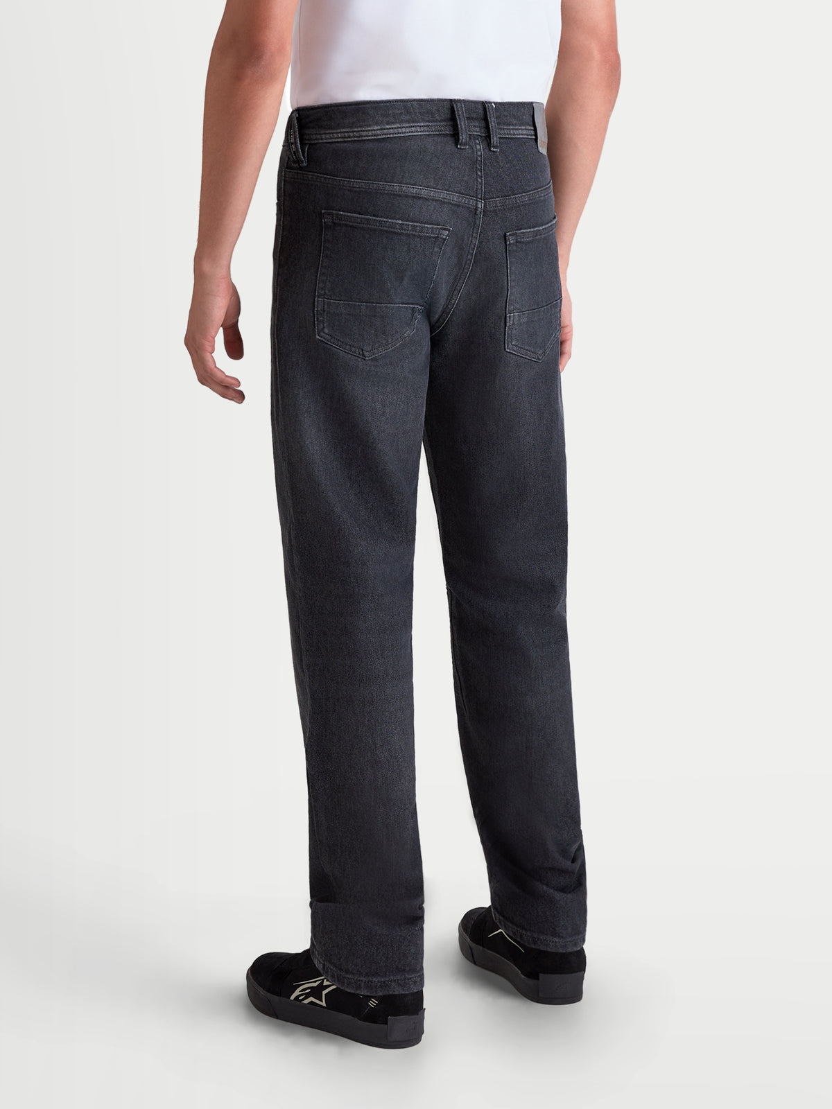 Alpinestars Flex-AST 8 Denim Broek, urban motorjeans voor heren in zwart, achteraanzicht met enkel-laags technische denimconstructie, achterzakken en regular straight pasvorm gedragen door een model