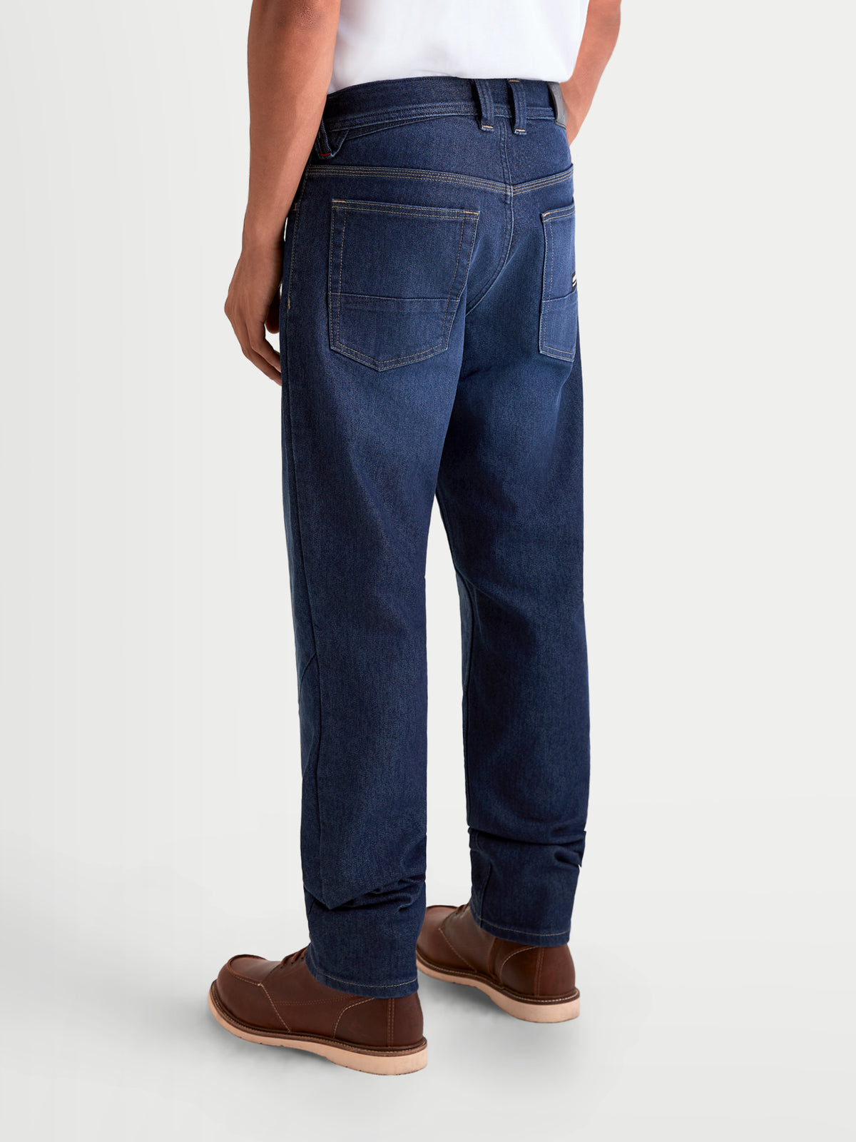 Alpinestars Flex Ast 7 Denim broek, urban motorjeans voor heren, donkerblauw, achteraanzicht met enkelvoudige technische denimconstructie en achterzakken op model