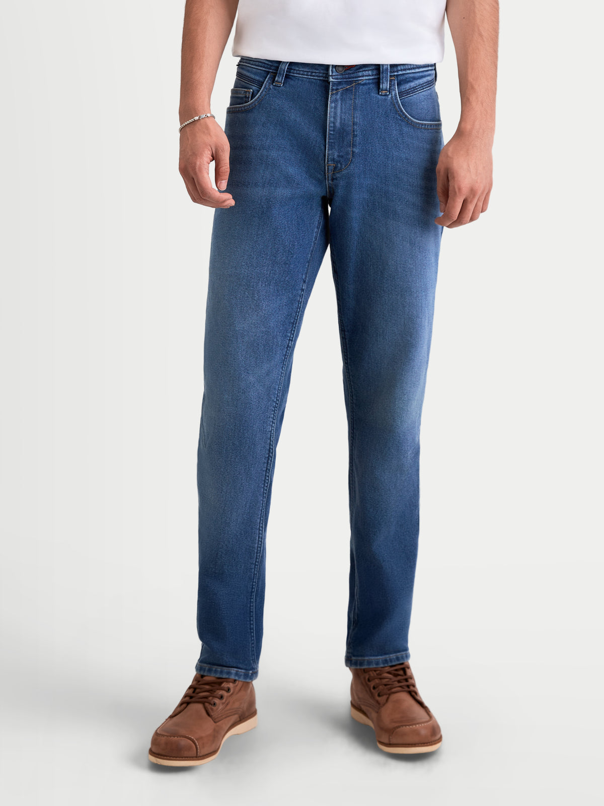 Alpinestars Flex Ast 7 Denim broek, heren urban motorjeans in lichtblauw, vooraanzicht op model met enkellaagse stretchdenimconstructie