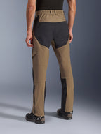 Alpinestars Flex-AST Explorer broek, Walnut Black adventure motorbroek, achteraanzicht met zwarte ripstop panelen op het zitvlak en de benen, elastische tailleband en duurzame stretch textielconstructie.