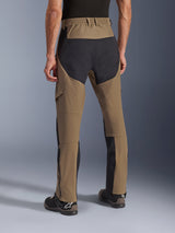 Alpinestars Flex-AST Explorer broek, Walnut Black adventure motorbroek, achteraanzicht met zwarte ripstop panelen op het zitvlak en de benen, elastische tailleband en duurzame stretch textielconstructie.