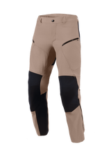 Alpinestars Flex-AST Explorer broek, Walnut Black, adventure motorbroek van walnut bruin stretchtextiel met zwarte ripstop-verstevigingspanelen op de knieën en de binnenkant van de benen, cargozakken met ritssluiting en een duurzaam ontwerp voor diverse terreinen.