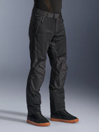 Alpinestars C-1 Air broek, urban motorbroek, zwart, voorzien van ademende tech mesh-panelen en polyfabric constructie, gedragen met zwarte sneakers, strak en functioneel ontwerp voor stadsritten.