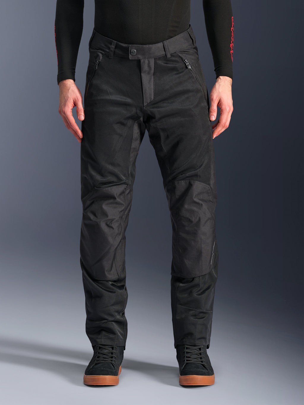 Alpinestars C-1 Air Pants, zwarte textiele motorbroek, urban motorkleding met uitgebreide mesh-panelen voor luchtstroom, verstevigde kniestukken, voorzakken met ritssluiting en een strakke pasvorm.