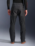 Alpinestars C-1 Air Pants, achteraanzicht, zwart, urban textiele motorbroek met grote tech mesh panelen aan de achterzijde van de benen voor ventilatie, strak ontwerp met subtiele branding, gedragen met een zwarte basislaag en casual motorschoenen.