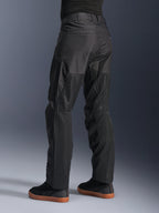 Alpinestars C-1 Air broek, stedelijke motorbroek, zwart, achteraanzicht met grote tech mesh-panelen aan de achterkant van de benen voor ventilatie, strakke styling voor stadsritten, gedragen met casual zwarte sneakers