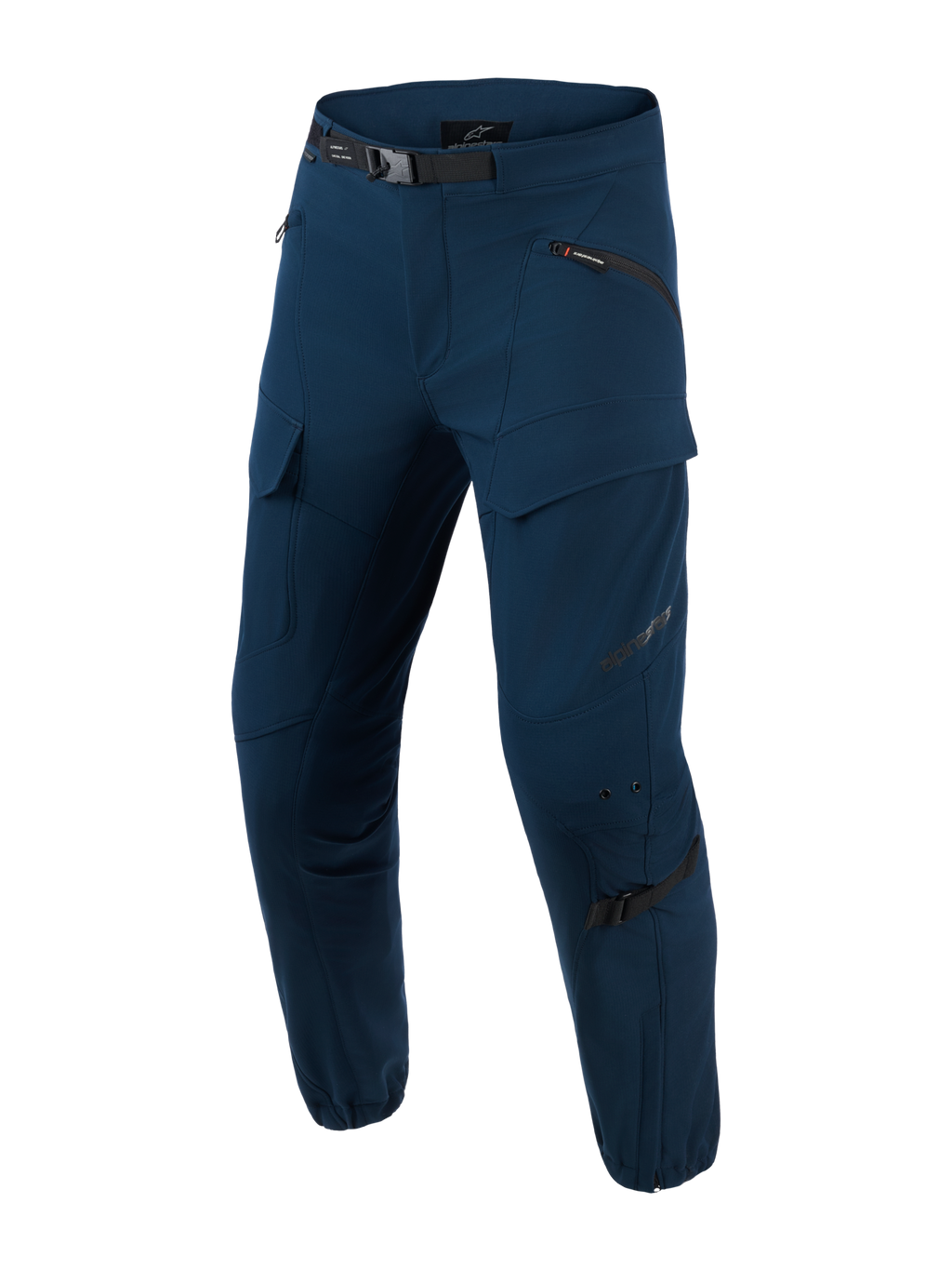 Alpinestars Juggernaut V2 motorbroek, urban motorbroek, Night Navy, donkerblauwe technische rijbroek met meerdere ritszakken, verstelbare zwarte tailleriem, versterkte kniezones met verstelbandjes, slim-fit ontwerp met enkelritsen, softshell ripstop-materiaal voor stedelijk woon-werkverkeer