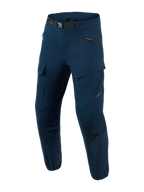 Alpinestars Juggernaut V2 motorbroek, urban motorbroek, Night Navy, donkerblauwe technische rijbroek met meerdere ritszakken, verstelbare zwarte tailleriem, versterkte kniezones met verstelbandjes, slim-fit ontwerp met enkelritsen, softshell ripstop-materiaal voor stedelijk woon-werkverkeer