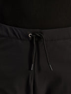 Alpinestars Aeroshell Airflow broek, zwart, close-up van de tailleband met verstelbaar intern elastisch trekkoord en zilverkleurig oogje, sport-touring motoruitrusting