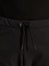 Alpinestars Aeroshell Airflow broek, zwart, close-up van de tailleband met verstelbaar intern elastisch trekkoord en zilverkleurig oogje, sport-touring motoruitrusting