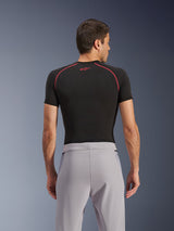Alpinestars Aeroshell Airflow broek, Mid Gray, achteraanzicht, gedragen met een zwarte basislaag met korte mouwen met rode stiksels en logo, met lichtgewicht stretch softshell textiel en mesh-panelen voor maximale ventilatie, ergonomische sportieve pasvorm voor motorrijden