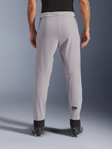 Alpinestars Aeroshell Airflow Pants, motorbroek, Mid Gray, achteraanzicht met laser-geperforeerde zones op de kuiten en zwart Astars-logo, textiele softshell-constructie met zwarte enkelmanchetten en mesh heuppanelen
