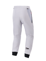 Alpinestars Aeroshell Airflow broek, achteraanzicht, Mid Gray, technische softshell motorbroek, met zwarte meshpanelen op de heupen en elastische boorden, zwart ASTARS-logo op het onderbeen, lichtgewicht en geventileerd sportief ontwerp