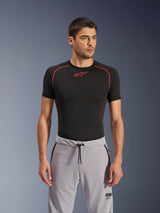 Alpinestars Aeroshell Airflow Broek, Mid Gray, motorbroek gedragen met een zwarte performance basislaag, voorzien van laser-geperforeerde dijzones, tailleband met trekkoord en zakken met ritssluiting, sportieve stedelijke rijstijl.