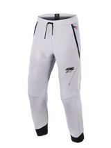 Alpinestars Aeroshell Airflow Broek, Mid Gray motorbroek, met lasergeperforeerde ventilatiezones, ASTARS-logo op het linkerdijbeen, tailleband met trekkoord en zwarte enkelmanchetten, technisch softshell-ontwerp voor sportief en stedelijk rijden