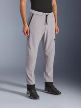 Alpinestars Aeroshell Airflow Broek, Mid Gray, lichtgewicht motorbroek met laser-geperforeerde ventilatiezones op de dijen en schenen, voorzien van een elastische tailleband met trekkoord en een slanke sportieve pasvorm, gedragen door een model met zwarte motorschoenen.