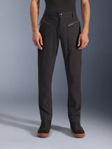 Alpinestars Flex-AST Canvas Broek, zwart, vooraanzicht van een urban motorbroek met voorzakken met ritssluiting en een slanke ergonomische pasvorm, gemaakt van stretch polykatoen twill, op klassieke werkkleding geïnspireerd ontwerp voor stadsrijders.