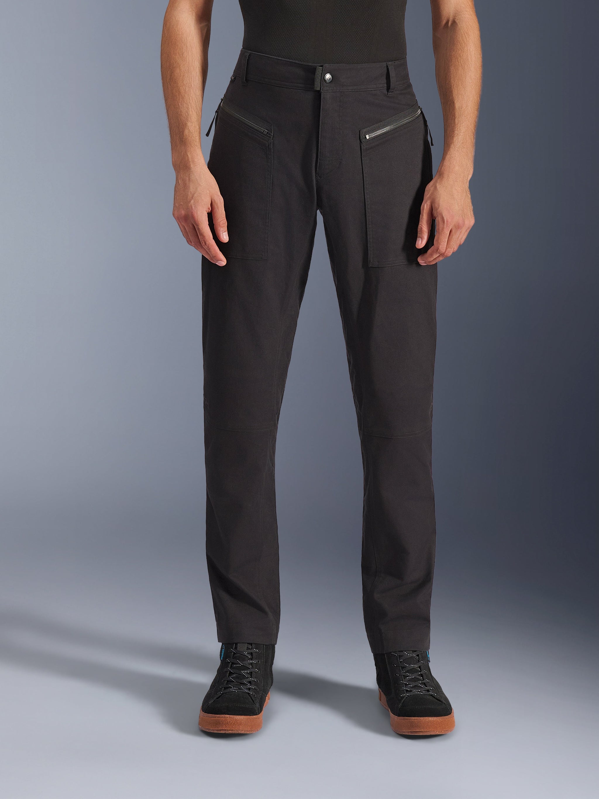 Alpinestars Flex-AST Canvas Broek, zwart, vooraanzicht van een urban motorbroek met voorzakken met ritssluiting en een slanke ergonomische pasvorm, gemaakt van stretch polykatoen twill, op klassieke werkkleding geïnspireerd ontwerp voor stadsrijders.