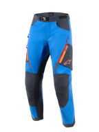 Alpinestars Maxdura Dual broek, adventure motorbroek, koningsblauw en diepgrijs, oranje ventilatieopeningen met rits op de dijen, versterkte grijze knie- en zitvlakpanelen, oranje Astar-logo op de zijkant, magnetische gesp in de taille, technische off-road uitrusting