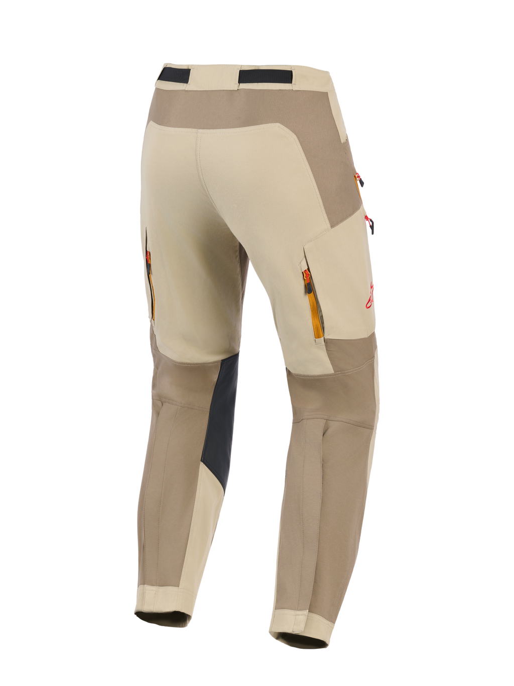 Alpinestars Maxdura Dual Pants, Walnut Aluminum, achteraanzicht van adventure motorbroek in beige en bruin, met zwarte verstevigde kniepanelen aan de binnenzijde, ventilatieopeningen met rits aan de achterzijde, rood logodetail en duurzame stretch polyamide constructie voor dual-sport ritten
