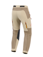 Alpinestars Maxdura Dual Pants, Walnut Aluminum, achteraanzicht van adventure motorbroek in beige en bruin, met zwarte verstevigde kniepanelen aan de binnenzijde, ventilatieopeningen met rits aan de achterzijde, rood logodetail en duurzame stretch polyamide constructie voor dual-sport ritten