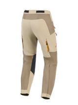 Alpinestars Maxdura Dual Pants, Walnut Aluminum, achteraanzicht van adventure motorbroek in beige en bruin, met zwarte verstevigde kniepanelen aan de binnenzijde, ventilatieopeningen met rits aan de achterzijde, rood logodetail en duurzame stretch polyamide constructie voor dual-sport ritten