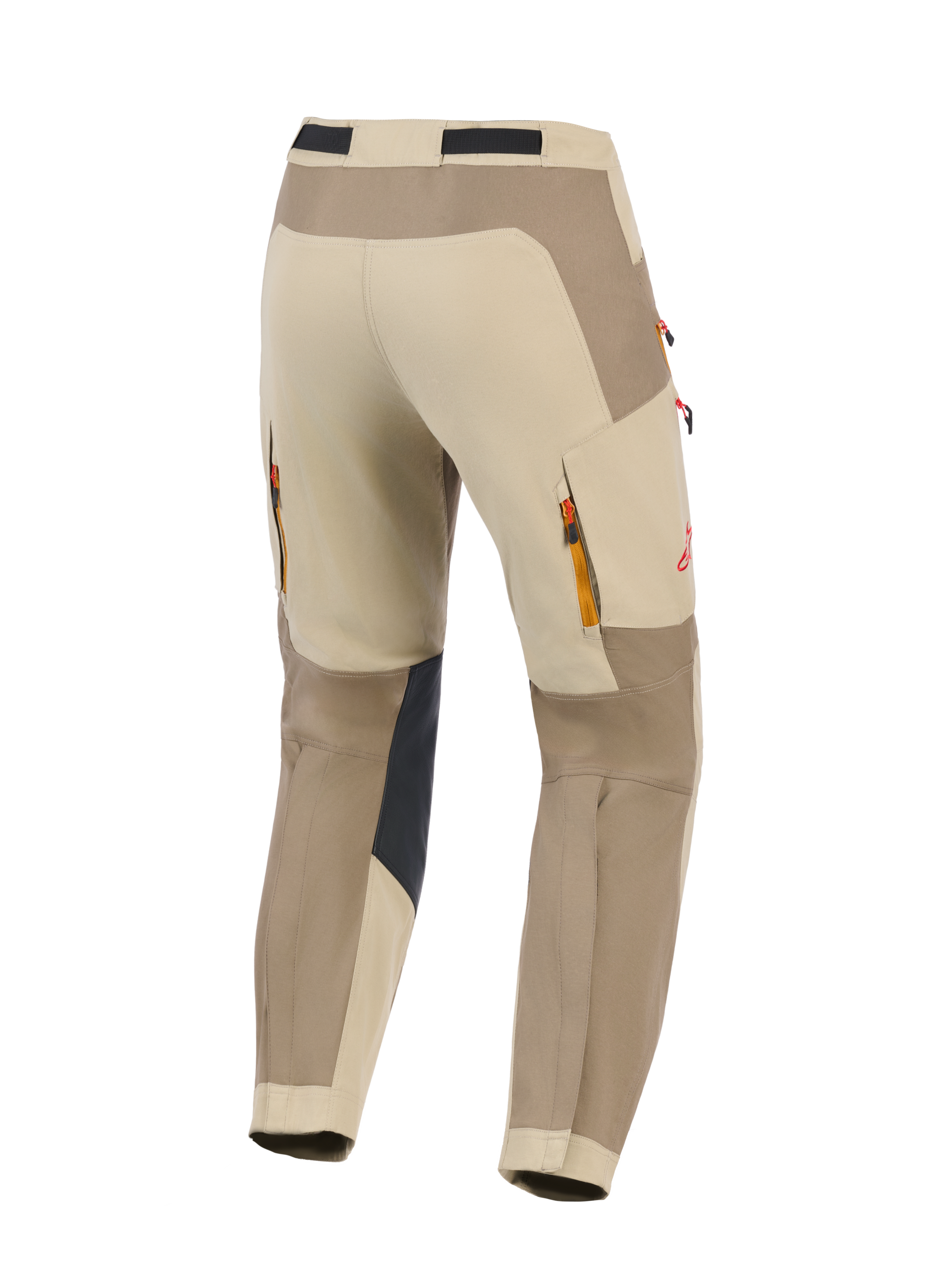 Alpinestars Maxdura Dual Pants, Walnut Aluminum, achteraanzicht van adventure motorbroek in beige en bruin, met zwarte verstevigde kniepanelen aan de binnenzijde, ventilatieopeningen met rits aan de achterzijde, rood logodetail en duurzame stretch polyamide constructie voor dual-sport ritten