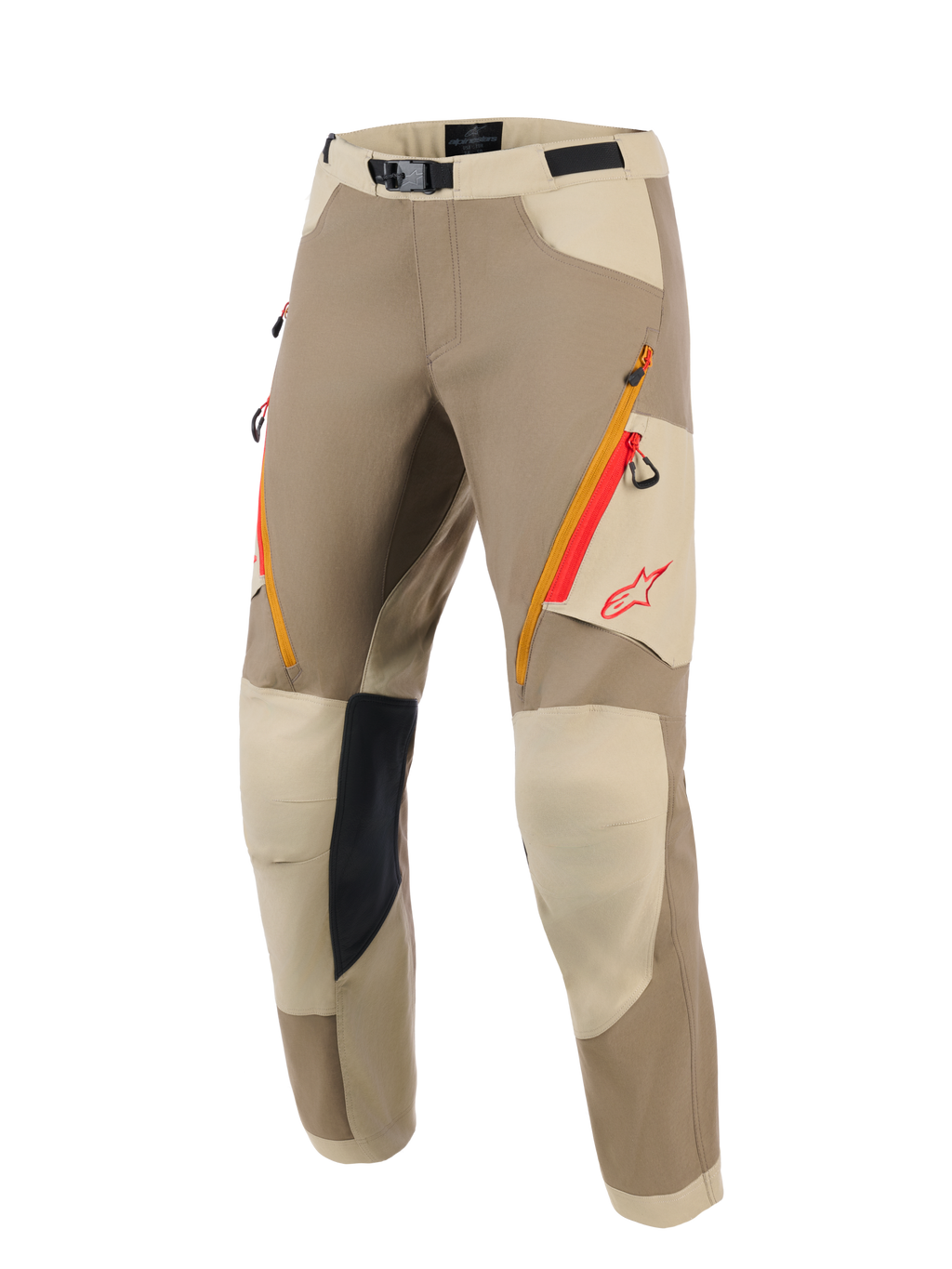 Alpinestars Maxdura Dual Pants, adventure motorbroek, Walnut en Aluminum tan kleurstelling, voorzien van oranje en rode dijbeenzakken met ritssluiting, lichtbeige verstevigde kniepanelen met zwarte grip aan de binnenzijde en rood Alpinestars-logo, ontworpen voor dual-sport ritten