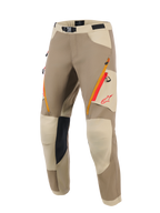 Alpinestars Maxdura Dual Pants, adventure motorbroek, Walnut en Aluminum tan kleurstelling, voorzien van oranje en rode dijbeenzakken met ritssluiting, lichtbeige verstevigde kniepanelen met zwarte grip aan de binnenzijde en rood Alpinestars-logo, ontworpen voor dual-sport ritten