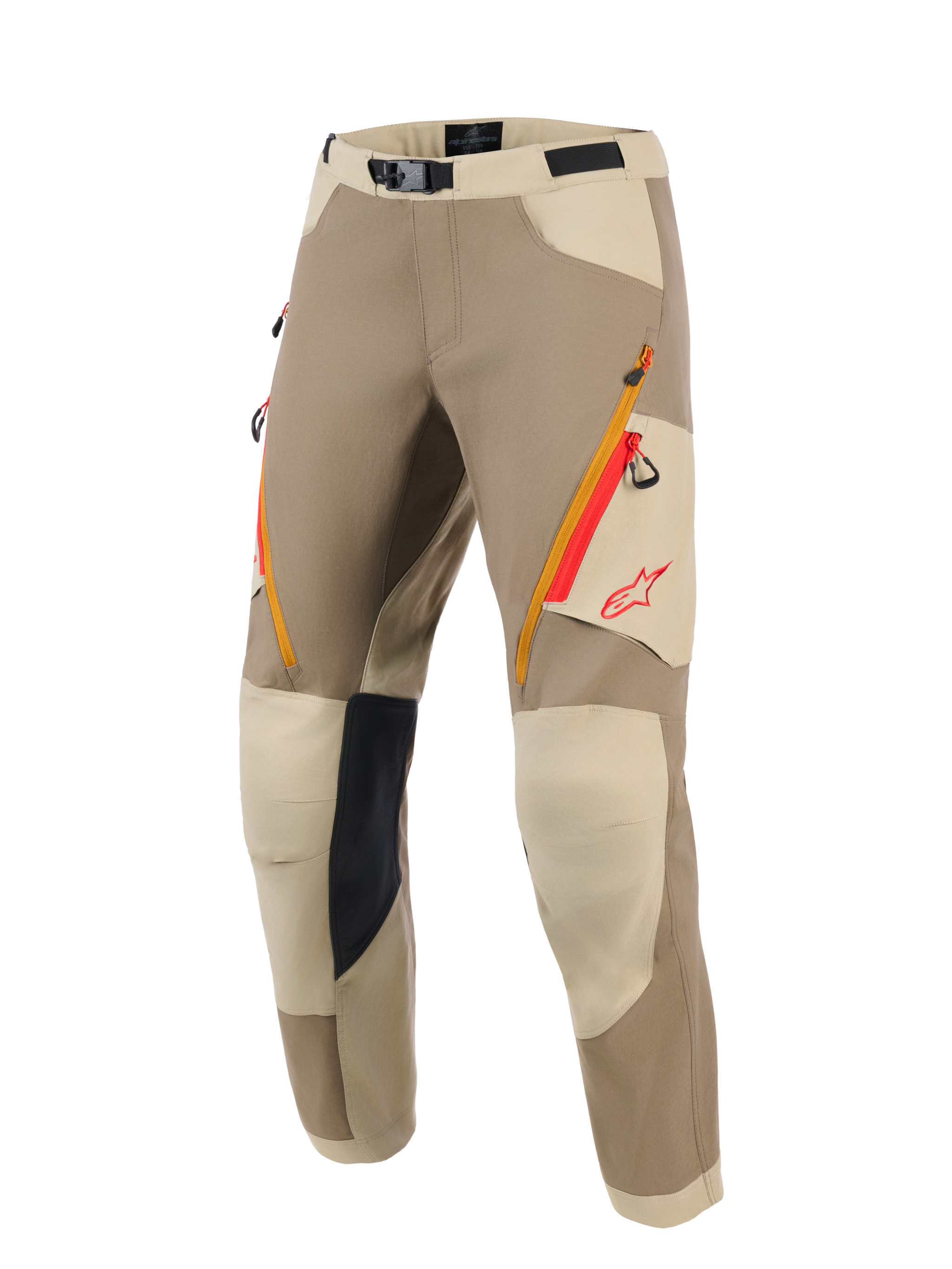 Alpinestars Maxdura Dual Pants, adventure motorbroek, Walnut en Aluminum tan kleurstelling, voorzien van oranje en rode dijbeenzakken met ritssluiting, lichtbeige verstevigde kniepanelen met zwarte grip aan de binnenzijde en rood Alpinestars-logo, ontworpen voor dual-sport ritten