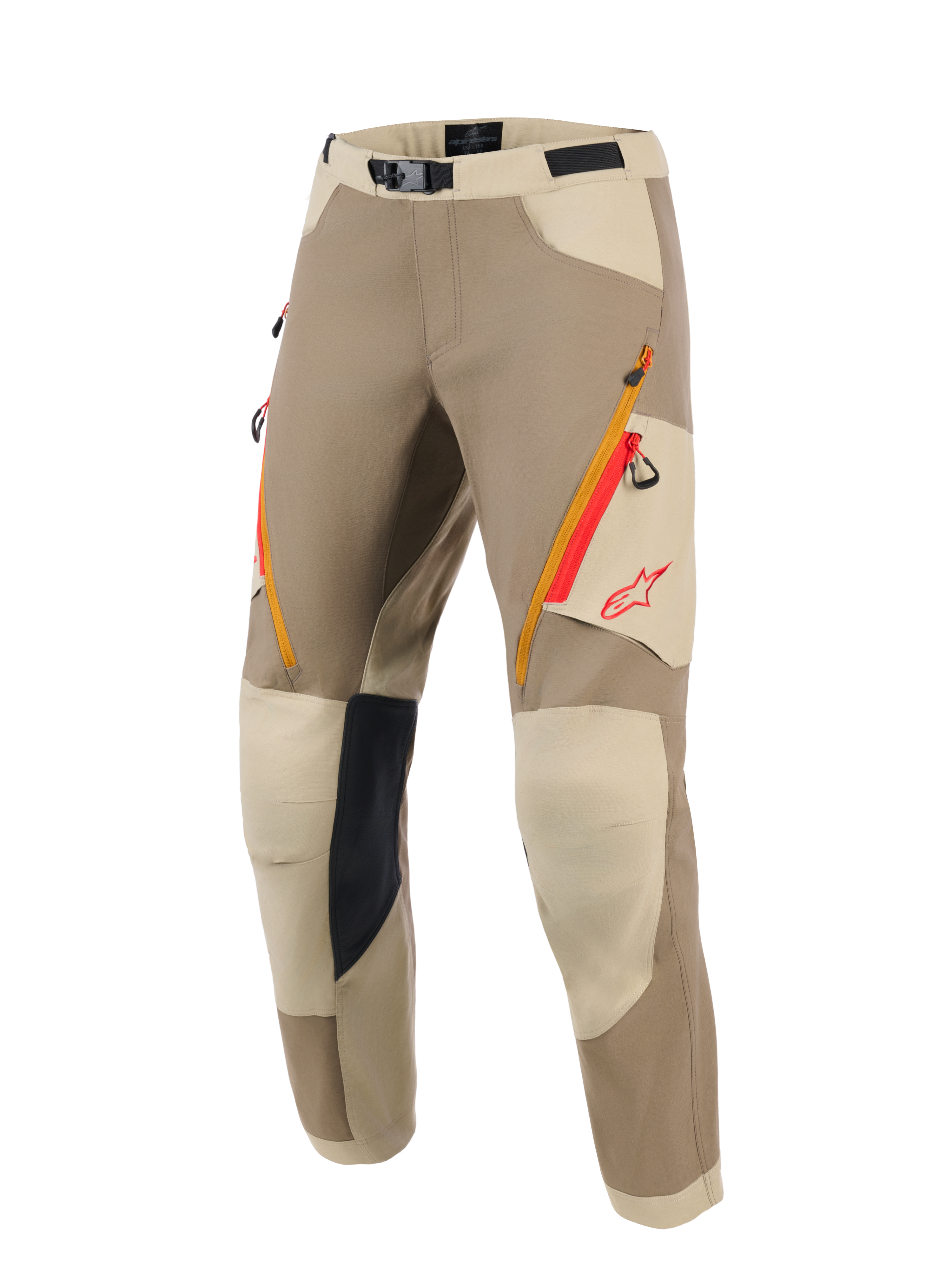 Alpinestars Maxdura Dual Pants, adventure motorbroek, Walnut en Aluminum tan kleurstelling, voorzien van oranje en rode dijbeenzakken met ritssluiting, lichtbeige verstevigde kniepanelen met zwarte grip aan de binnenzijde en rood Alpinestars-logo, ontworpen voor dual-sport ritten